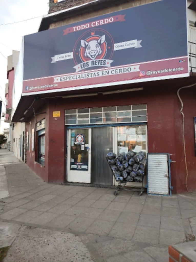 Fachada del local de Reyes del Cerdo
